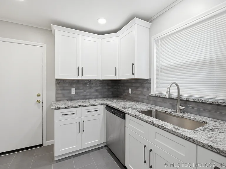15 E 44th St — Photo 8