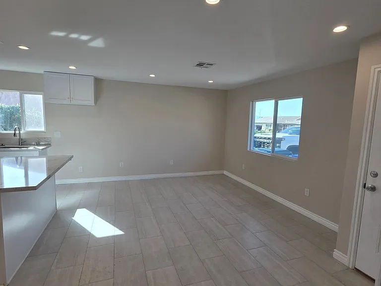 5546 Sulphur Dr — Photo 2