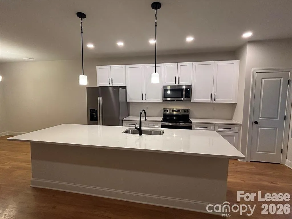 3 bed, 2.0 bath, 1212 sqft, $2,100 — Photo 3