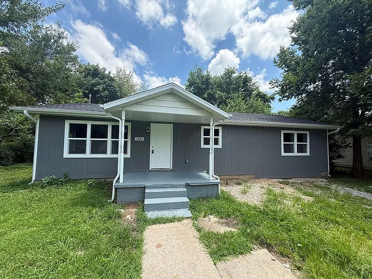 1924 S Burton Ave — Photo 1