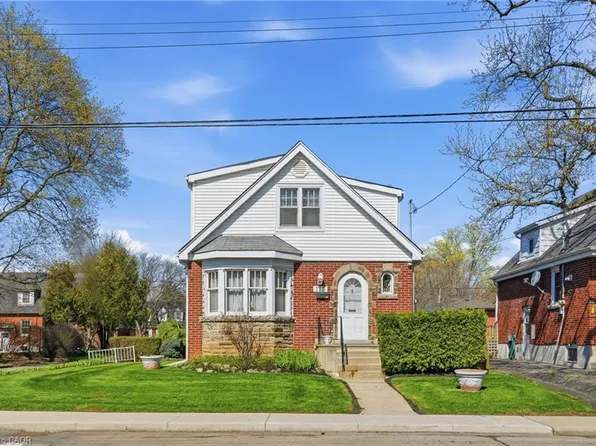 123 Longwood Rd N, Hamilton, ON L8S 3V8