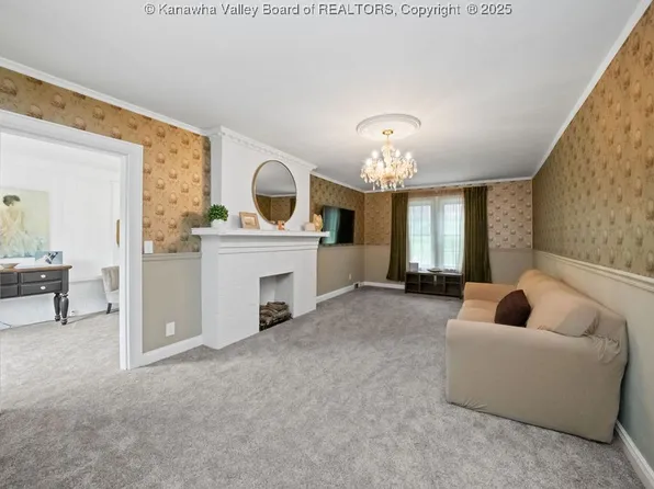 608 Kanawha Ave E, Clendenin, WV 25045