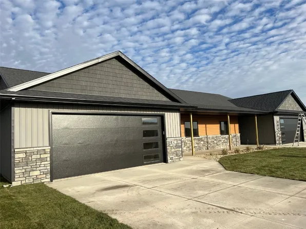 302 Viking Dr, Vinton, IA 52349
