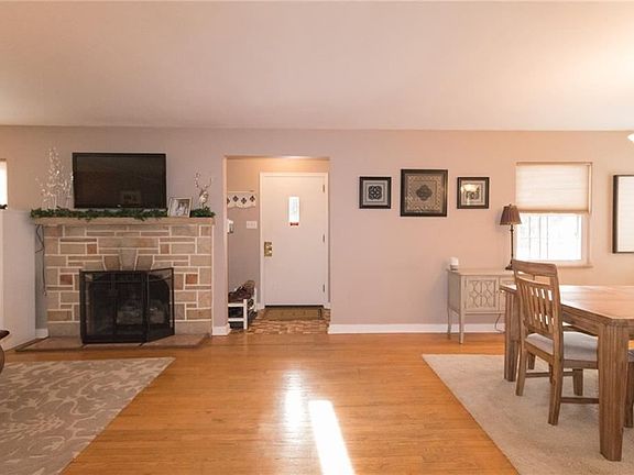 3rd image of 2405 Collins Rd