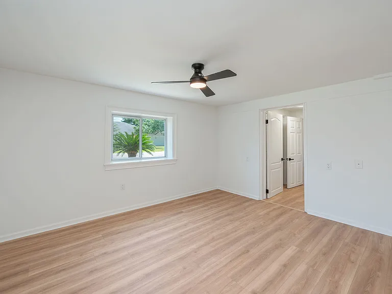 1002 High Grove Ct #B — Photo 10