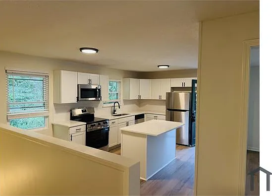 1033 Medina Dr — Photo 3