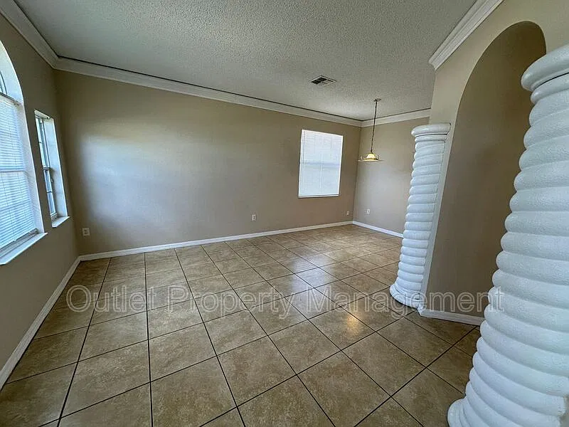 4 bed, 2.0 bath, 1800 sqft, $2,240 — Photo 2