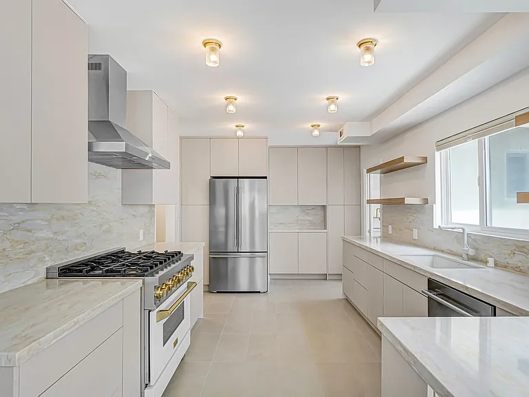827 15th St - steps to Montana Ave in Santa Monica! — Photo 7