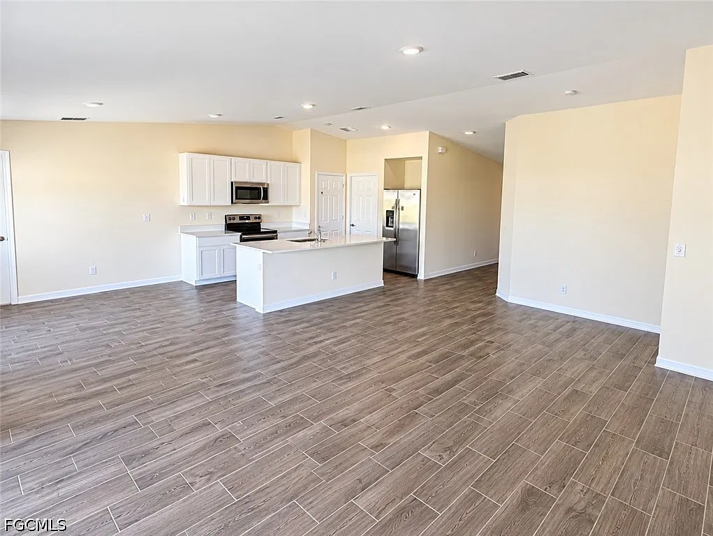 4 bed, 2.0 bath, 1651 sqft, $1,950 — Photo 3