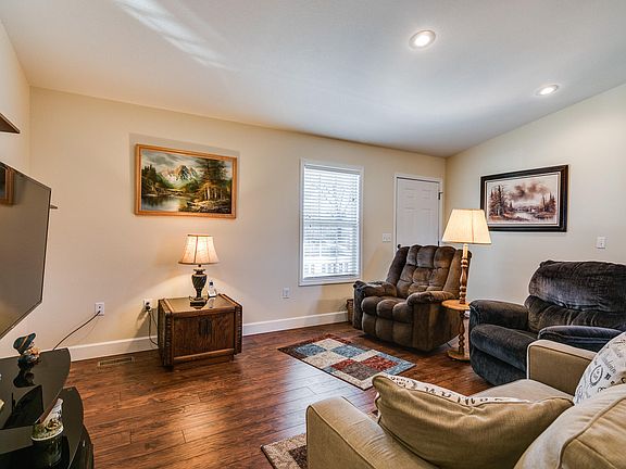 2nd image of 411 Storie Ave