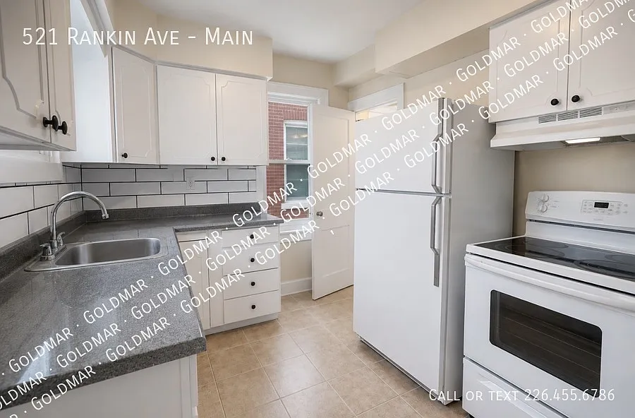 Spacious Two-Floor Main Unit Near the University! — Photo 3