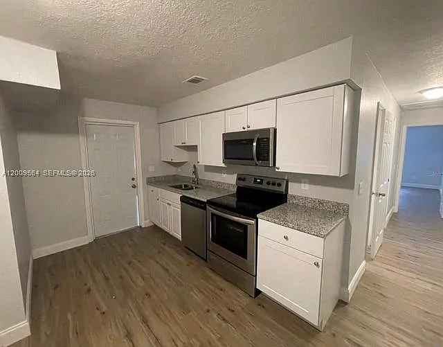 2 bed, 1.0 bath, $1,500 — Photo 2