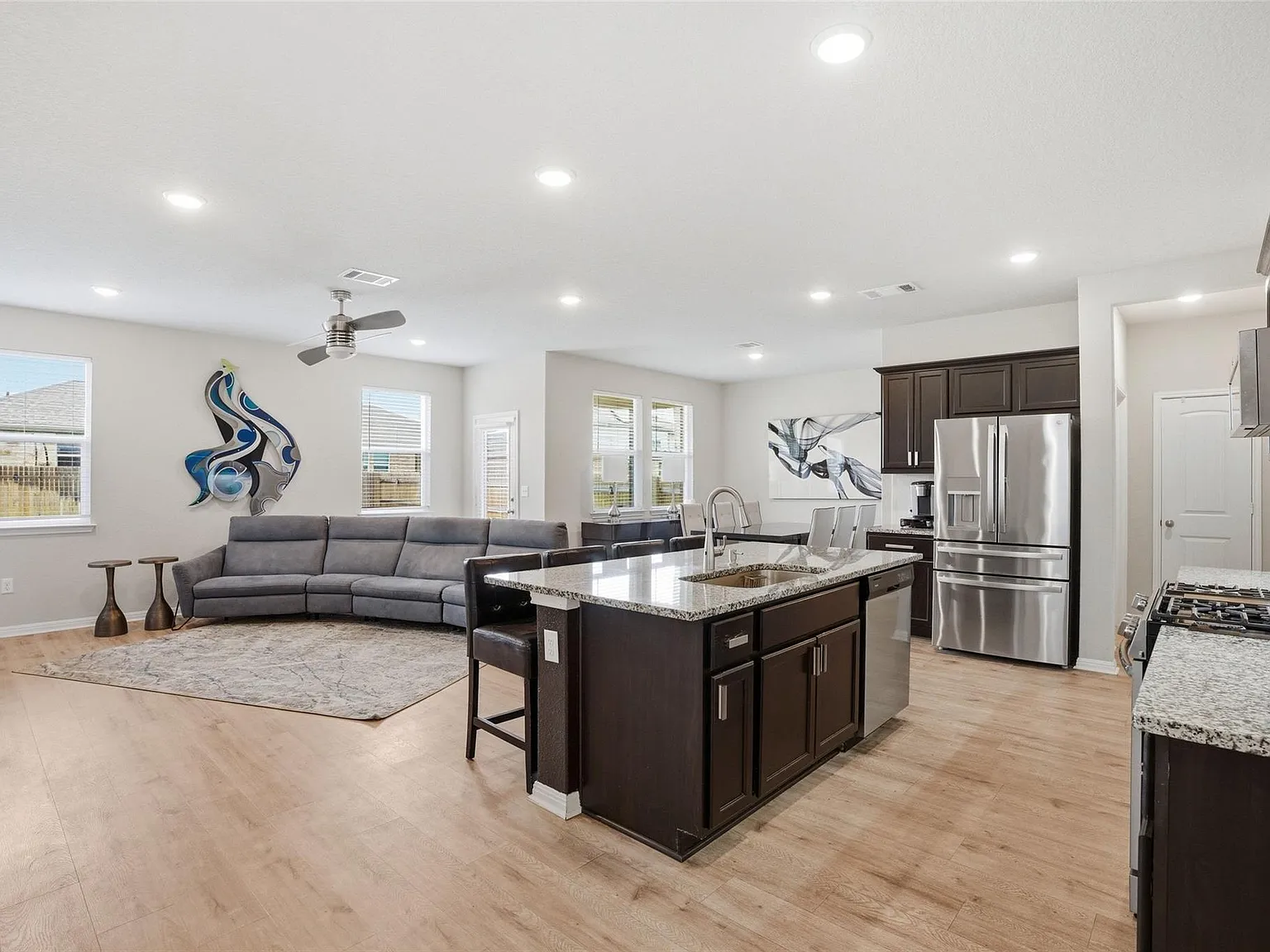 4 bed, 2.5 bath, 2278 sqft, $2,300 — Photo 4