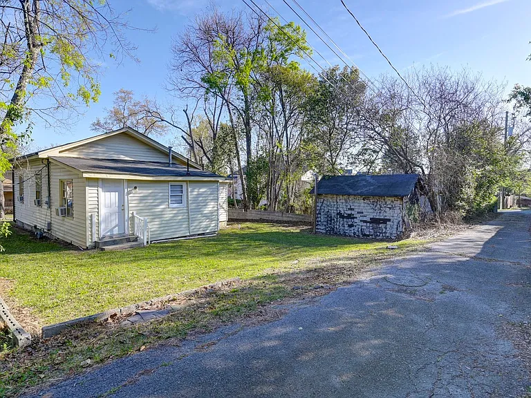 203 Augusta St — Photo 31