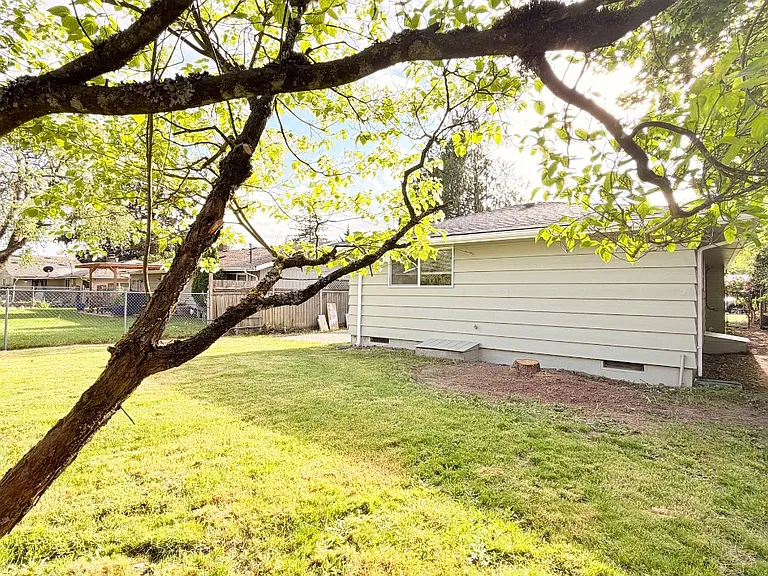 7233 Tacoma Ave S — Photo 24