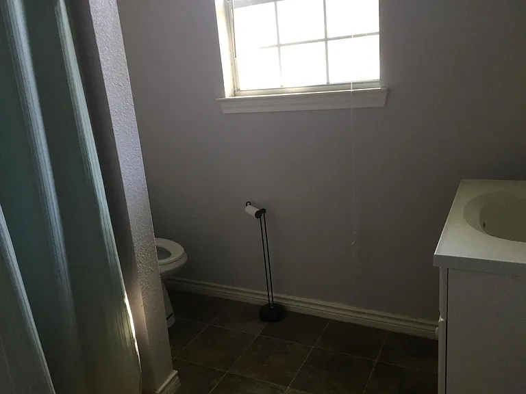 408 E Bois D Arc St — Photo 5
