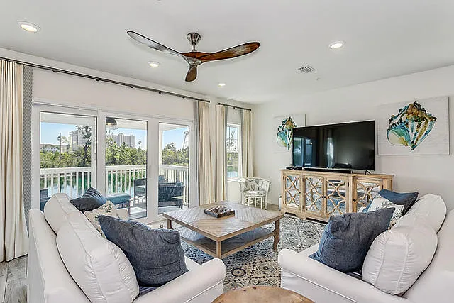 3 bed, 2.5 bath, 1690 sqft, $3,500 — Photo 3