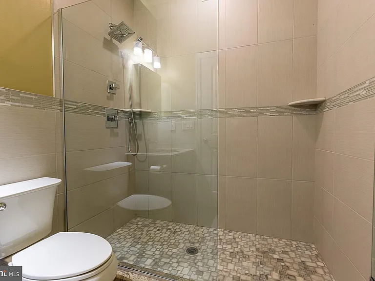 235 W Jefferson St — Photo 21