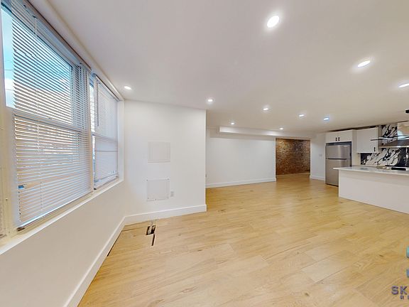 3rd image of 406 Hawthorne St #1
