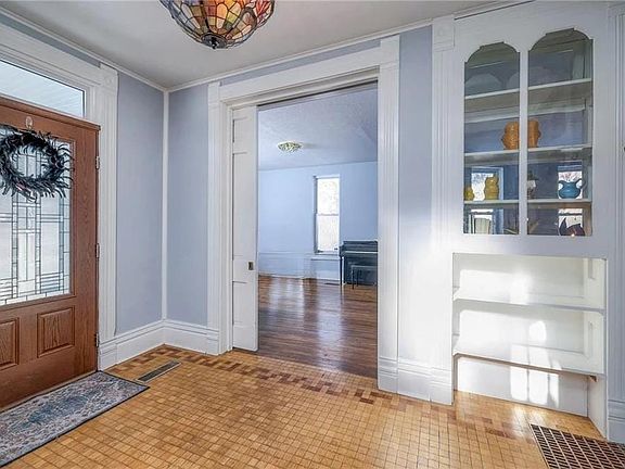 5th image of 307 S Pearl St W