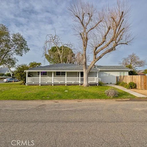 241 W Cedar St photo 1