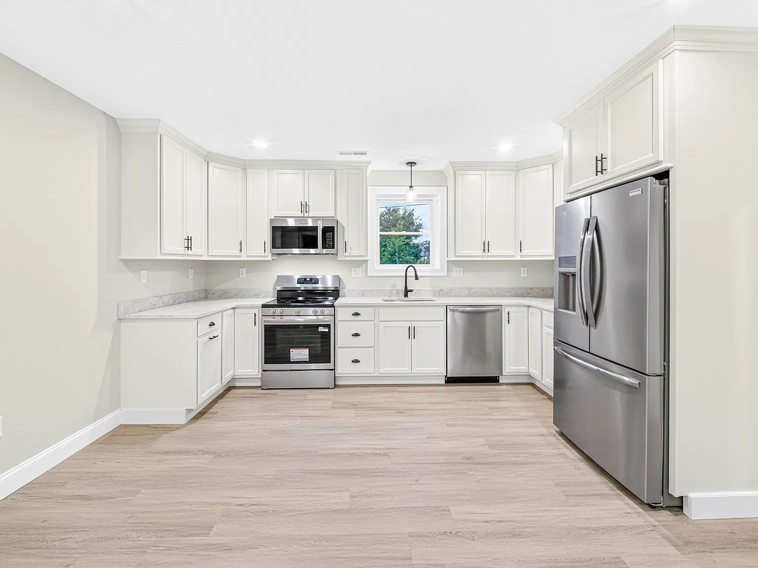 1 bed, 1.0 bath, 900 sqft, $2,200 — Photo 2