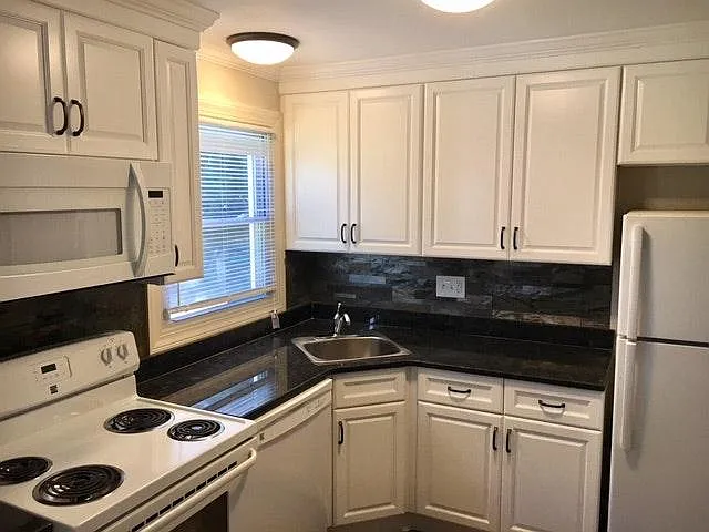 26 Hobart Ln #26