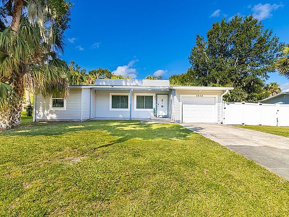 5th image of 1858 Pine Tree Dr