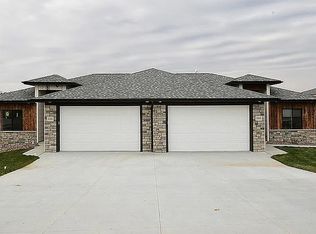 1079 Sand Hill Rd, Louisville, NE 68037