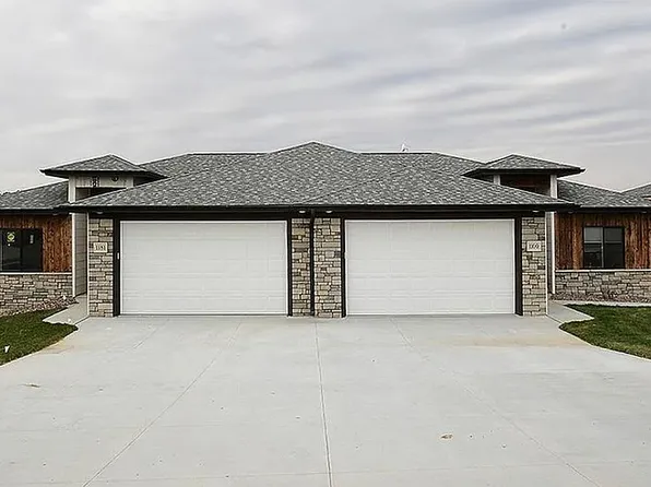 1079 Sand Hill Rd, Louisville, NE 68037