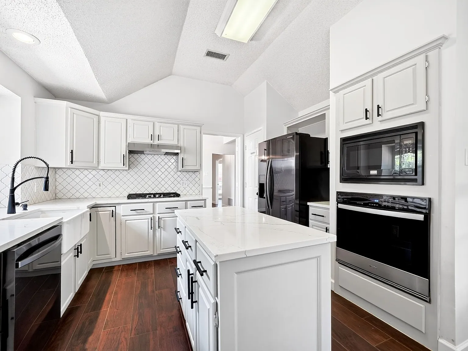 3 bed, 1800 sqft, $2,400 — Photo 4