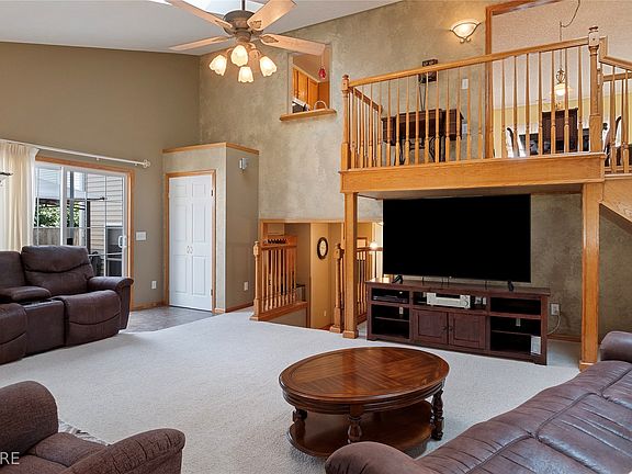 5th image of 15859 Hawthorn Dr