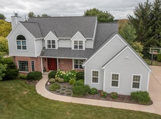 422 Overland Trl, Grafton, WI 53024