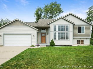 431 Seneca Ridge Dr, Middleville, MI 49333