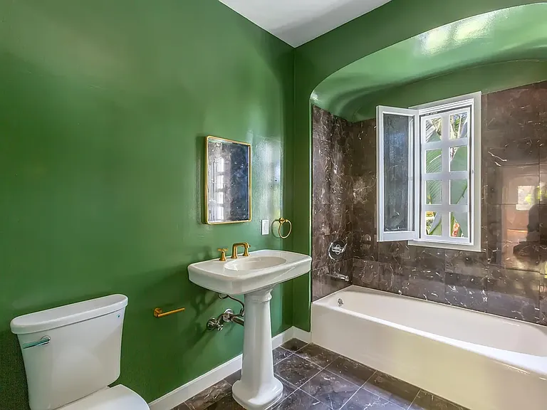 8491 Fountain Ave — Photo 41