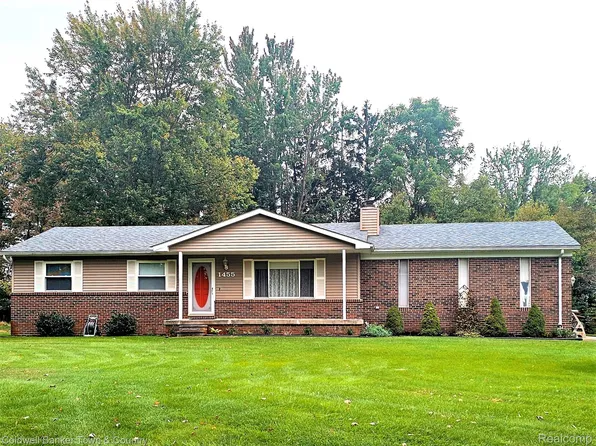 1455 N Alstott Dr, Howell, MI 48843