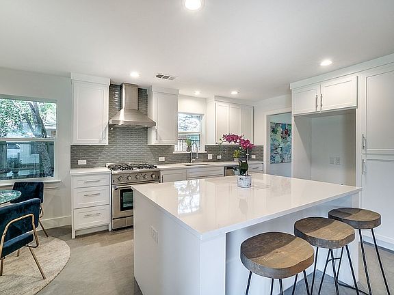 4th image of 10431 Royal Club Ln