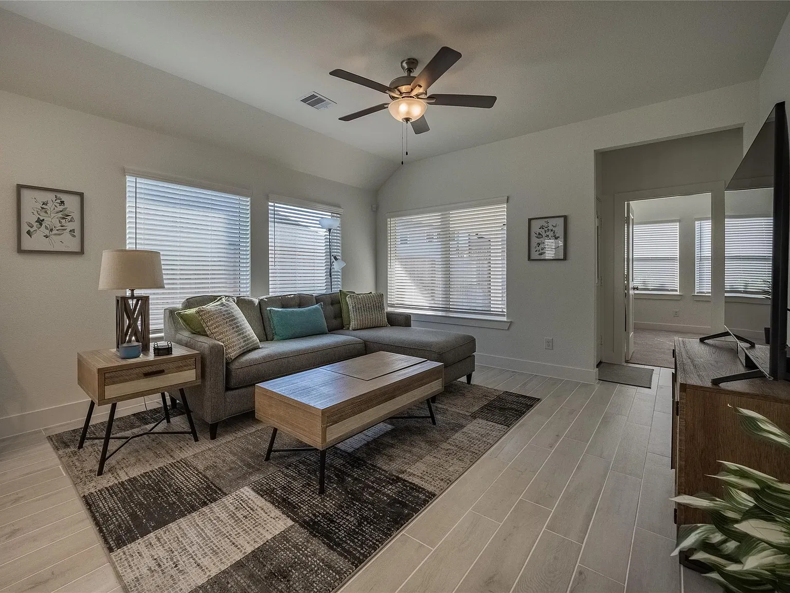 3 bed, 2.0 bath, 1460 sqft, $2,500 — Photo 3