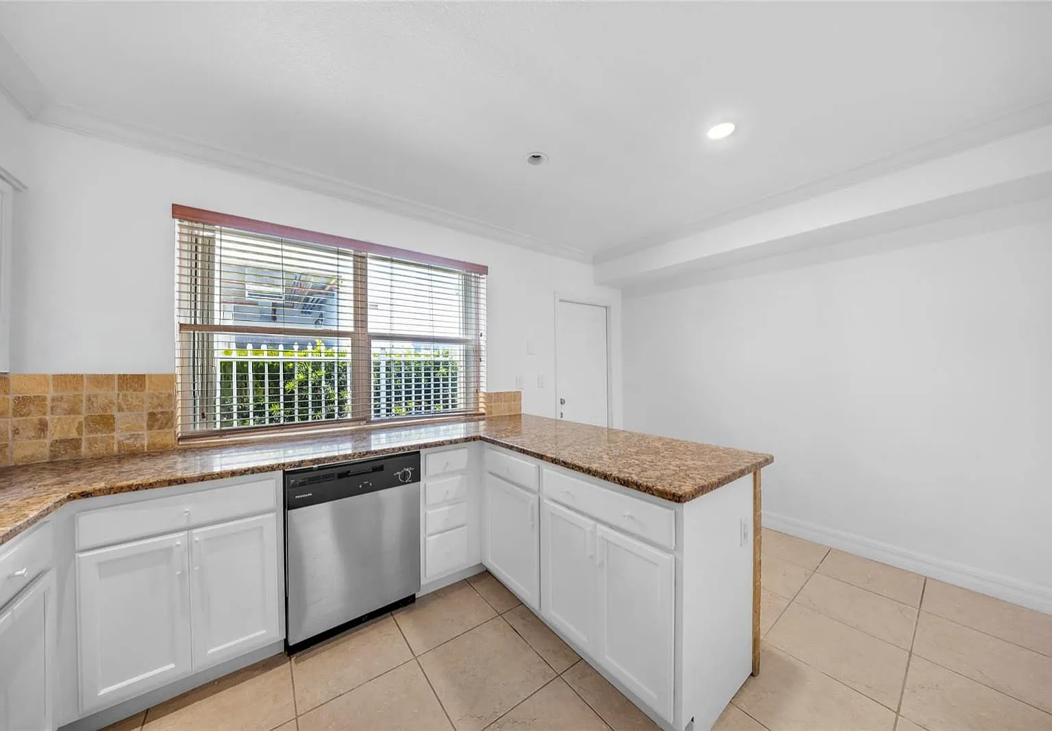 2 bed, 1.5 bath, 900 sqft, $2,300 — Photo 4