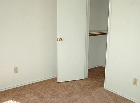 5th image of 917 Lake Bluff Dr