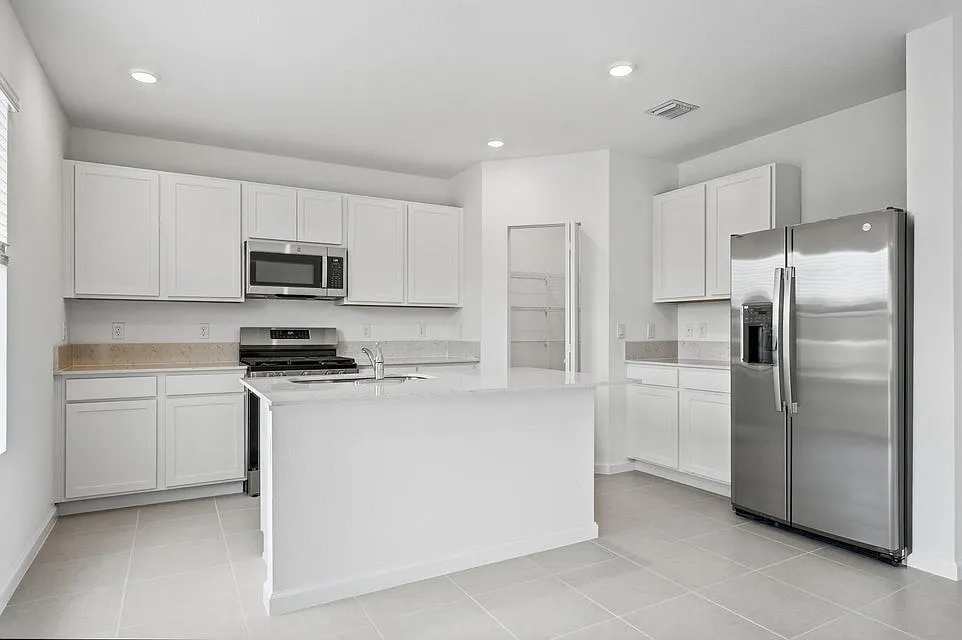 5 bed, 3.5 bath, 2451 sqft, $2,800 — Photo 4