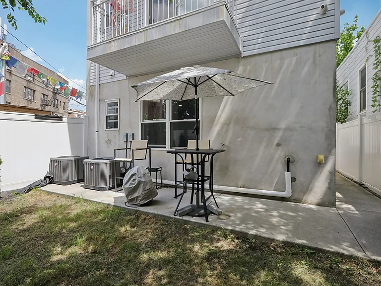 131 Zabriskie St #1 — Photo 40