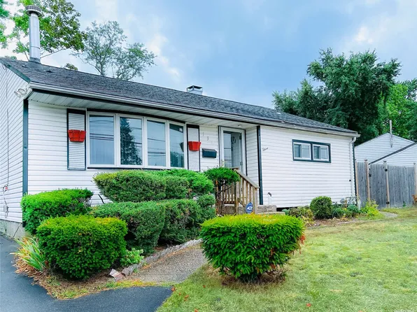 133 Westwood Dr, Brentwood, NY 11717