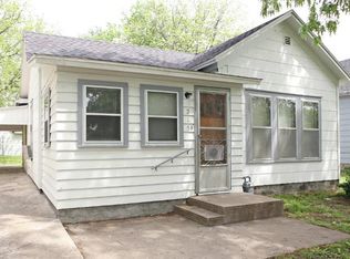 215 E 4th Ave, Caney, KS 67333