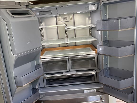 Beautiful large refrigerator ,water and ice maker in door .freezer lower slide out