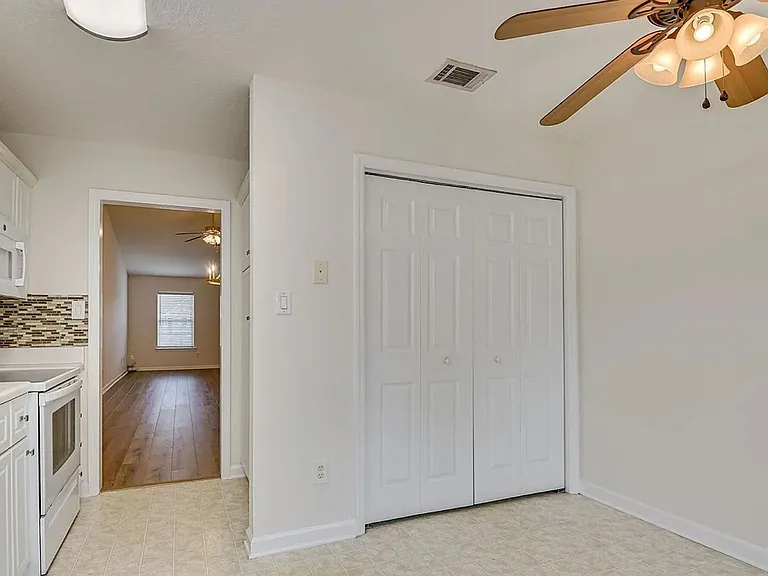307 Brock Ln — Photo 4