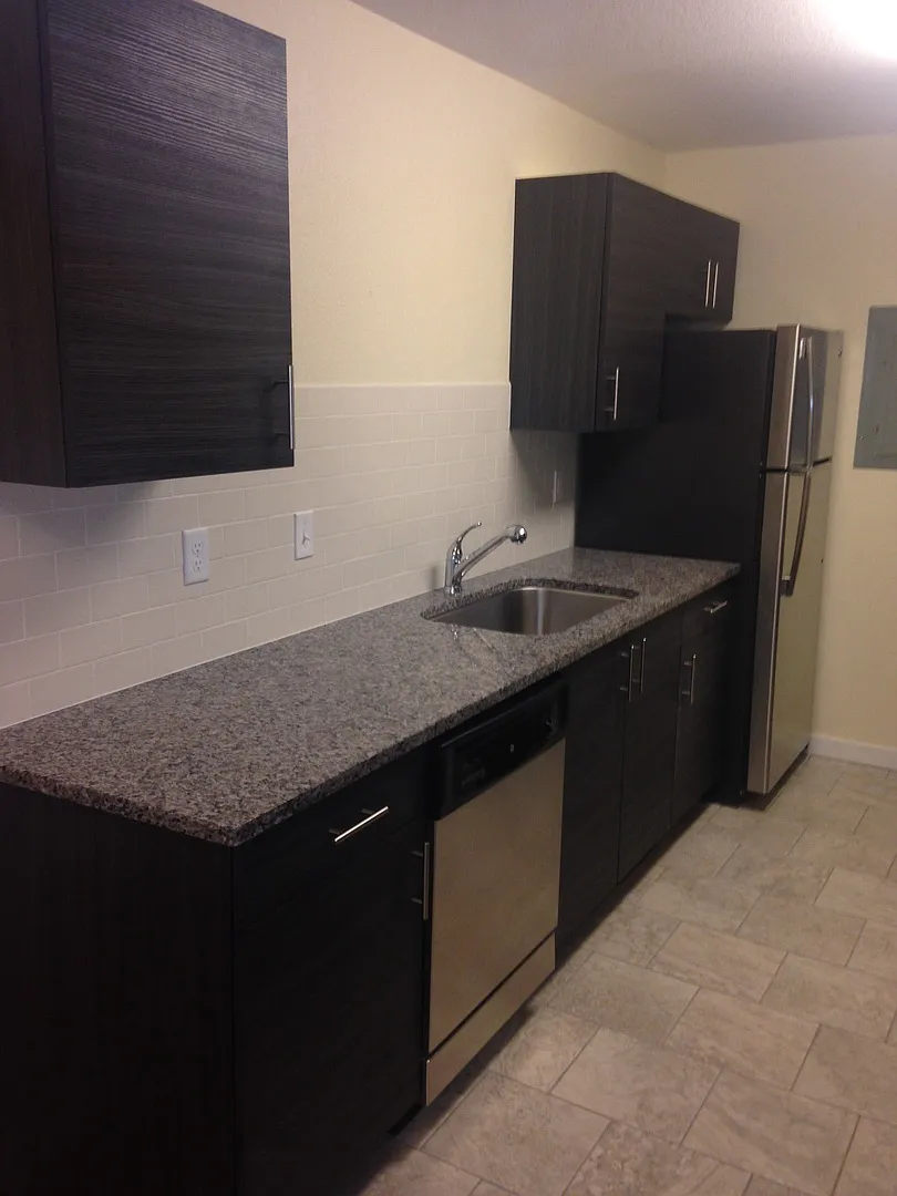 The most Beautiful Renovated Apartments - 1 block form Botanical Gardens — Photo 3