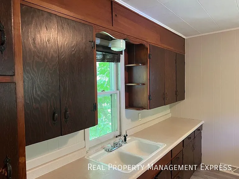 925 N Blauvelt Ave — Photo 2