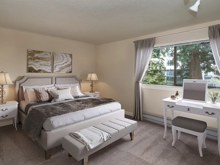 Del Mar Village Apartments — Photo 8