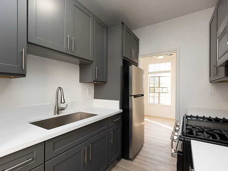 Spacious Apartment in Koreatown — Photo 2